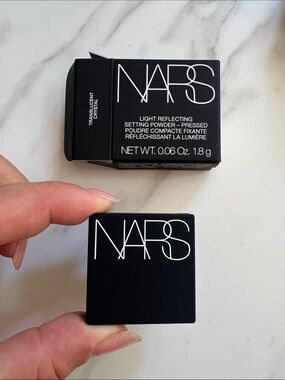 NARS Light Reflecting Pressed Setting Powder — Black Compact